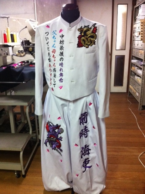 白のカラー学ランに刺繍 店長ブログ 変形学生服 特攻服の通販コーソ
