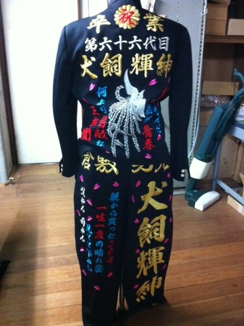 学ランに花びらの刺繍背中