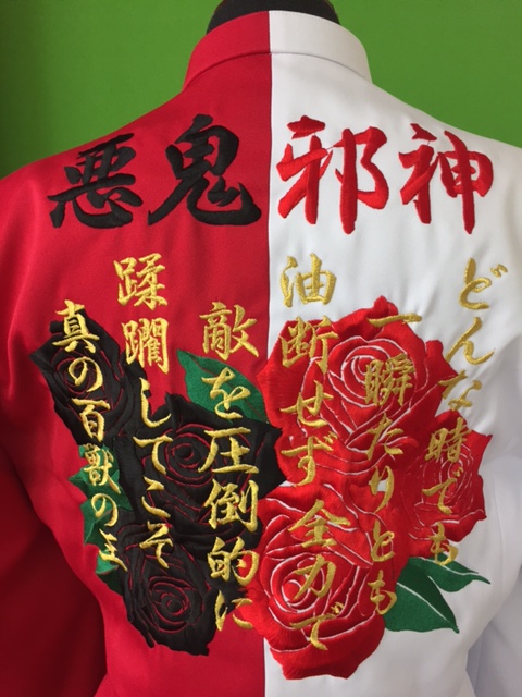 紅白学ランの背中に薔薇の刺繍