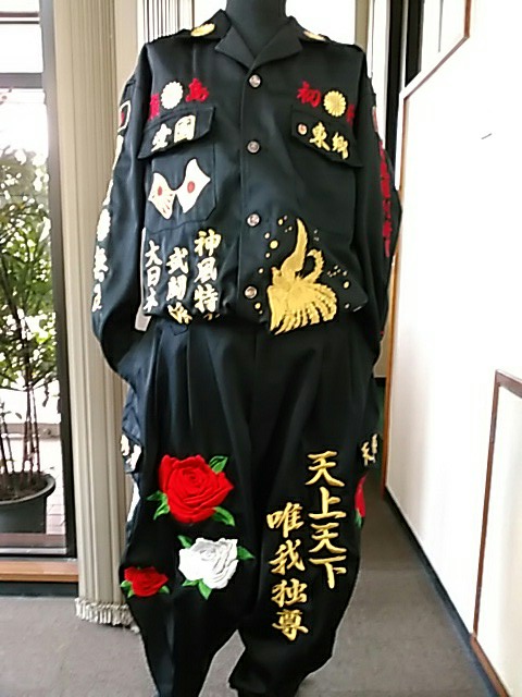 黒の特攻服の前に紅白薔薇の刺繍