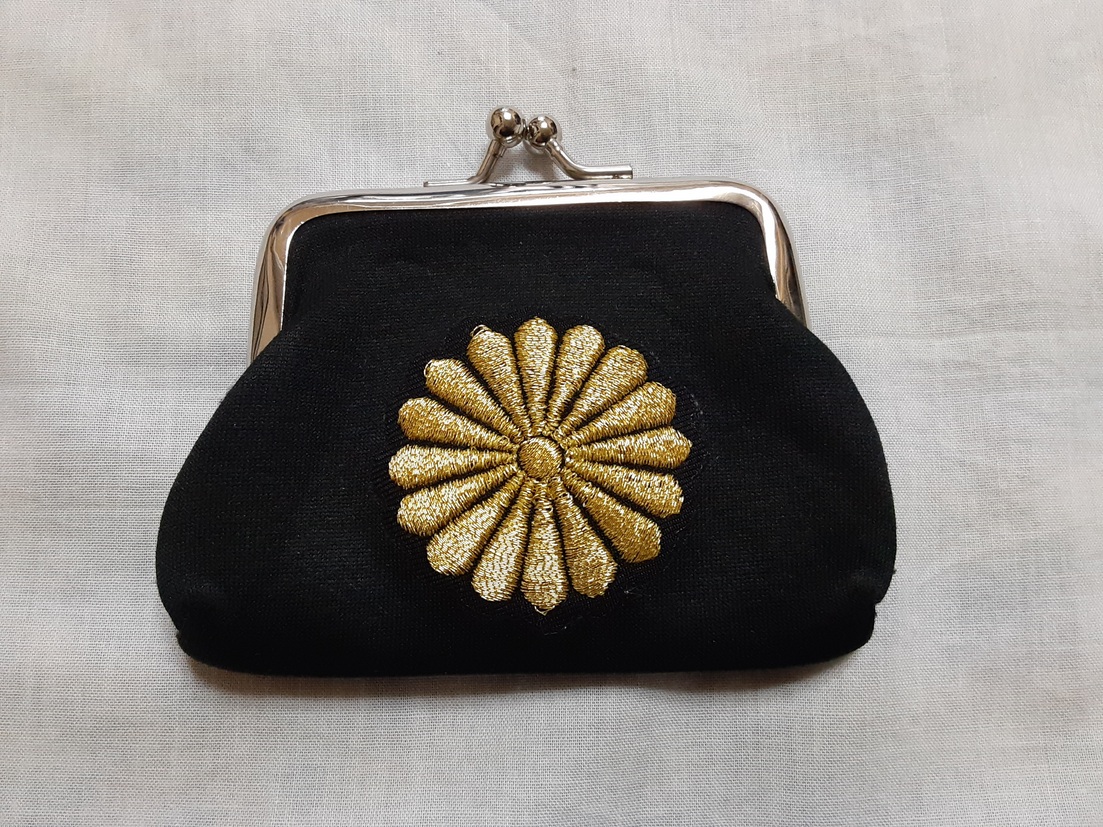 財布に菊紋の刺繍ワッペン