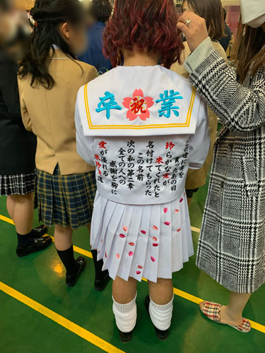 小学校の卒業式の後ろ姿のお写真