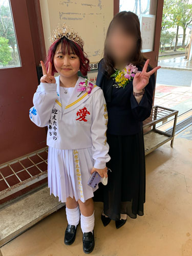 お母さんと小学校の卒業式のお写真