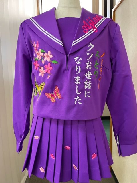 紫セーラーに桜と蝶の刺繍